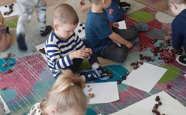 dzieci układają kasztany
